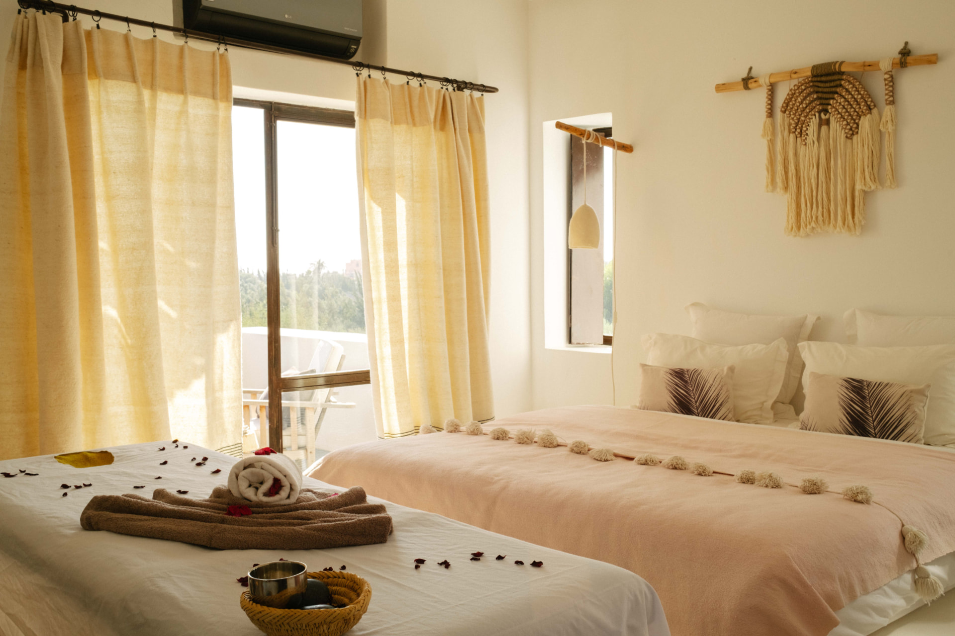 Chambre lumineuse avec table de massage préparée