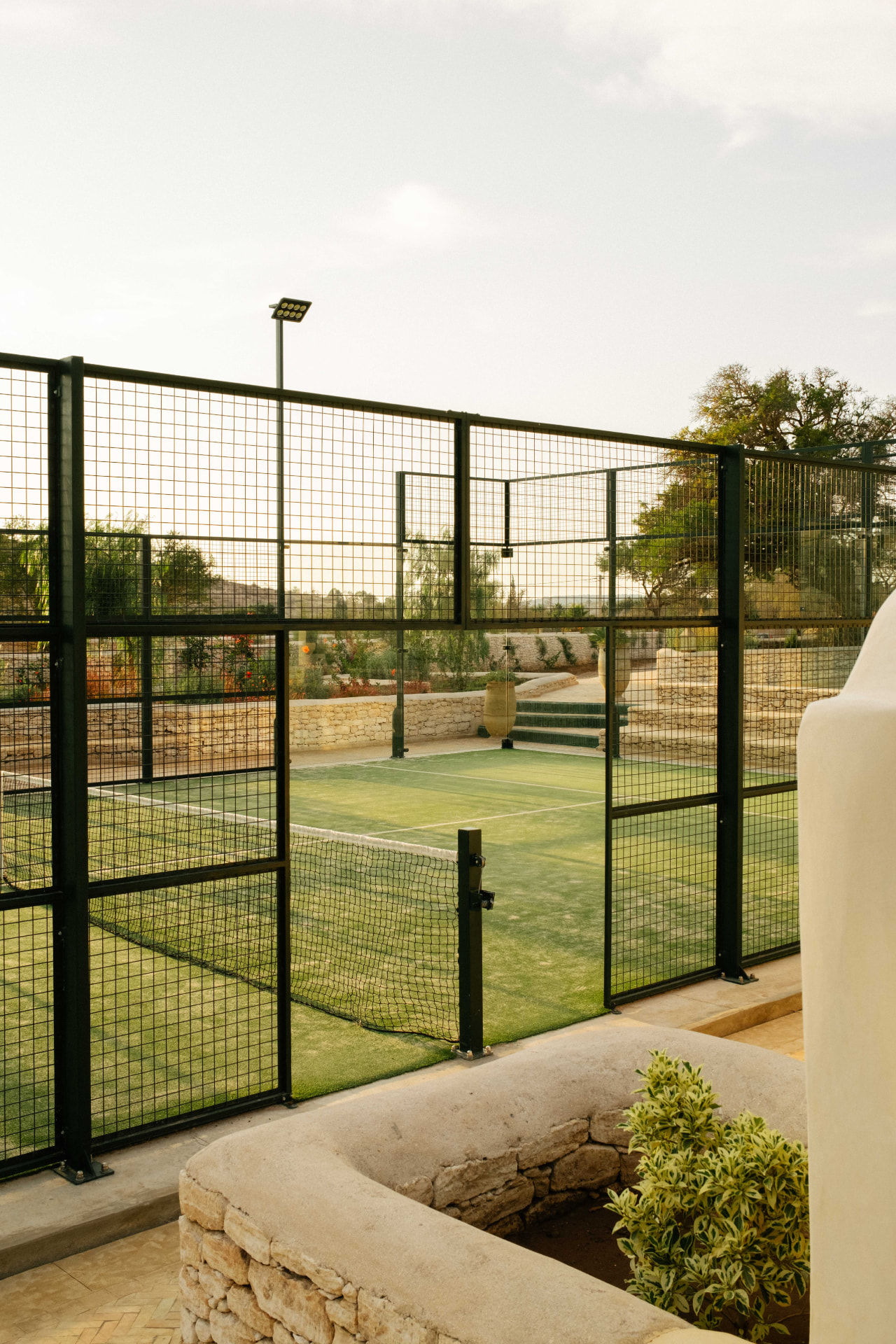 Le terrain de padel de la villa