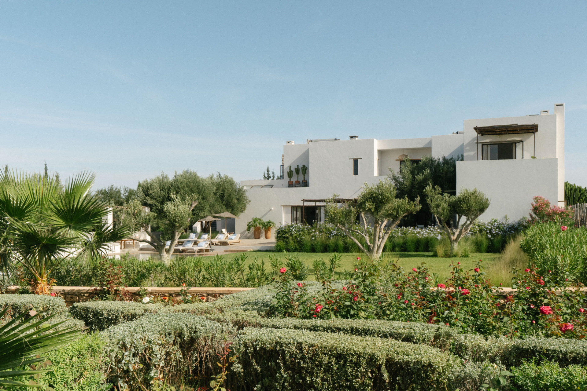 La villa vue depuis le jardin fleuri