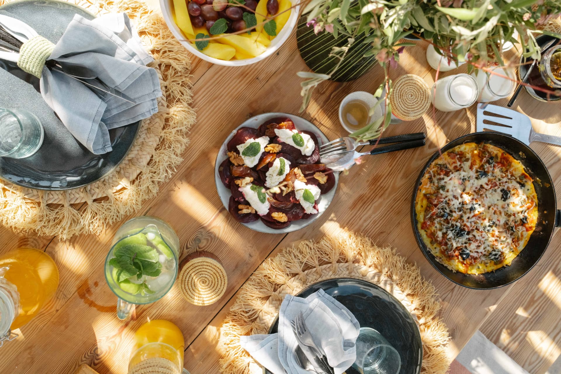 Table dressée pour le petit-déjeuner au soleil