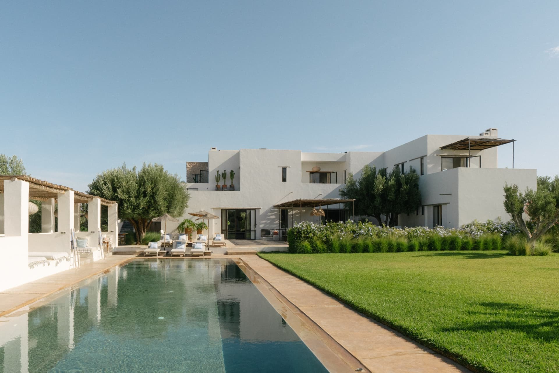 La villa et sa piscine à débordement
