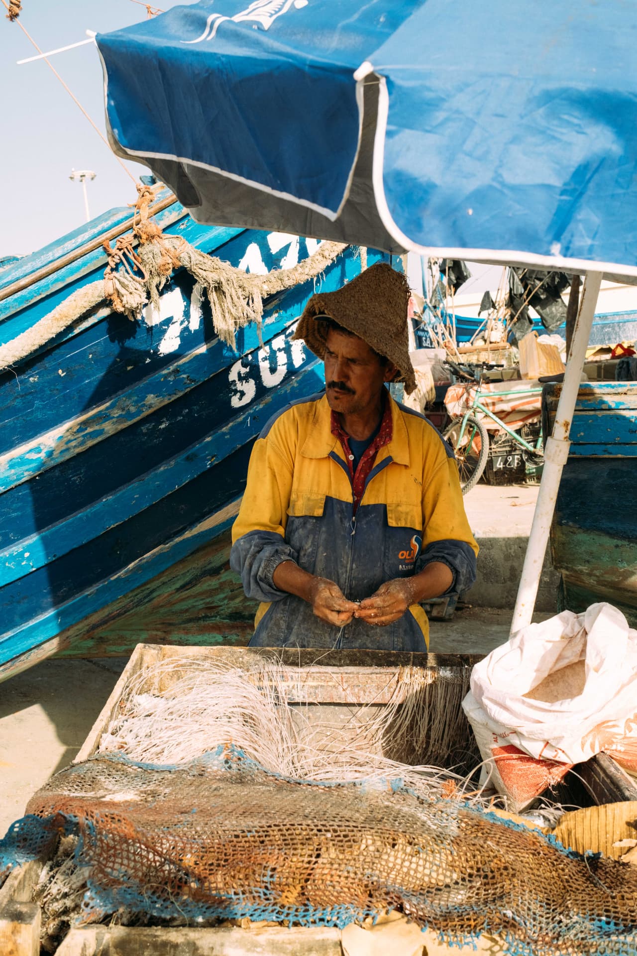 Pêcheur réparant ses filets