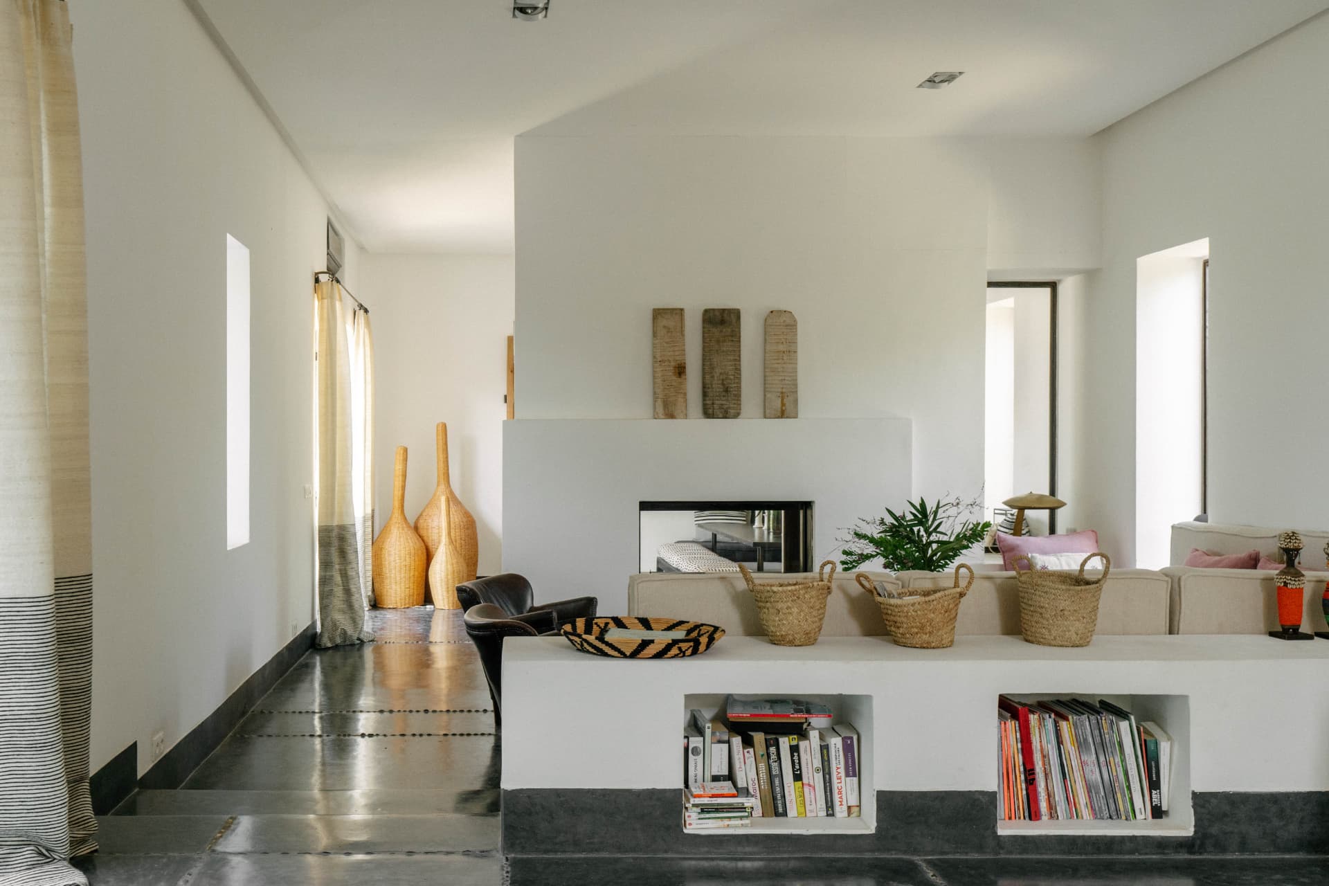 Le salon intérieur et sa cheminée