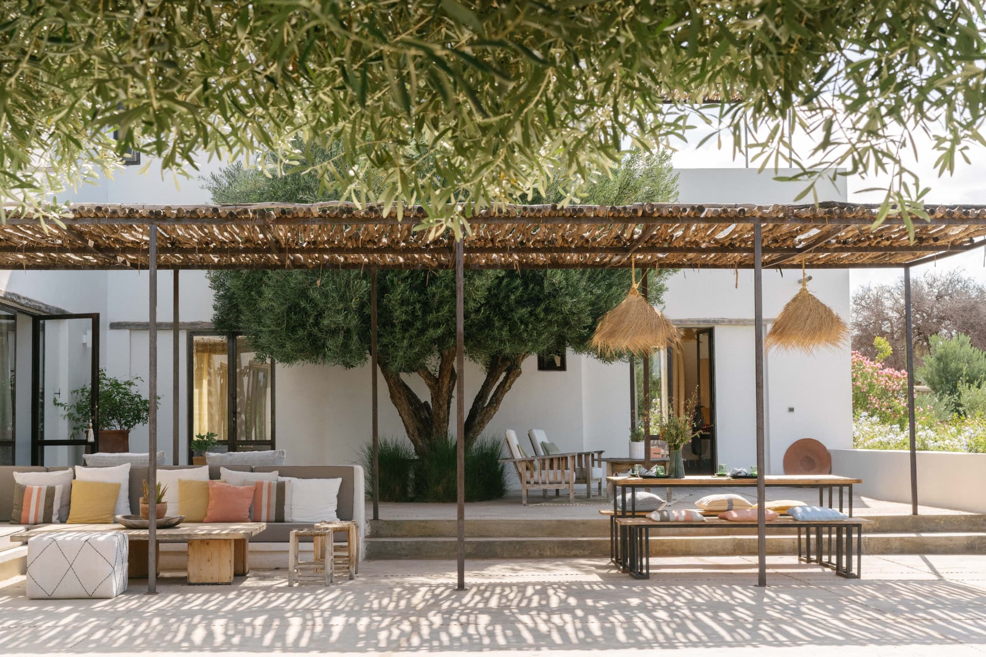 La terrasse ombragée et sa grande table